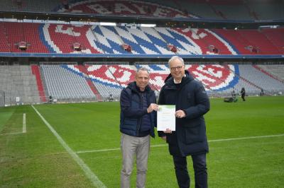 Umweltminister Glauber bei der Aushändigung der Umwelt- und Klimapakturkunde an die Allianz Arena