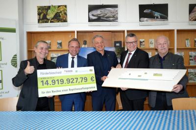Das Foto zeigt von links: Dr. Markus Baur (Leitung Reptilienauffangstation), Umweltminister Thorsten Glauber, Franz Heilmeier (1. Bürgermeister der Gemeinde Neufahrn), Staatsminister Dr. Florian Herrmann und MdL Benno Zierer.