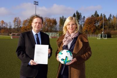 Bayerischer Fußballverband wird 41. Partner der Klima-Allianz Bayern; v.l.n.r.: BFV-Präsident Dr. Rainer Koch, Umweltministerin Ulrike Scharf