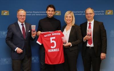 FC Bayern stellt von Sommer 2018 an bei Heimspielen auf Mehrwegbecher um; v.l.n.r. Karl-Heinz Rummenigge, Mats Hummels, Umweltministerin Ulrike Scharf, Jürgen Muth