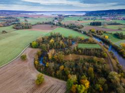 Luftbild der Ammer, die in dem Ammersee im Hintergrund einfließt als Beispiel einer Strukturreichen Landschaft.