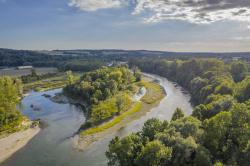 Luftbildaufnahme einer Flussschleife der Isar.