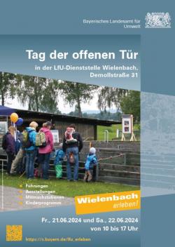 Poster zum Tag der offenen Tür zeigt eine Gruppe von Kindern und Erwachstenen, die in einen Fischteich sehen sowie Zeit - und Datuimsangaben, sowie den Titel der Veranstaltung.