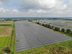 Luftbild einer PV-Anlage.