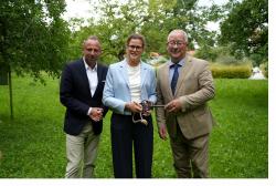 Schlüsselübergabe bei der ANL: Von links: Bayerns Umweltminister Thorsten Glauber, die neue Direktorin der Akademie für Naturschutz und Landschaftspflege sowie ihr Vorgänger Dieter Paasch.
