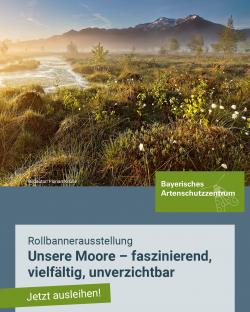 Moorlandschaft mit Berg im Hintergrund und Text der auf Rollbannerausstellung verweist