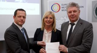 Europäische Metropolregion München e.V. wird 42. Partner der Klima-Allianz Bayern; v.l.n.r: Wolfgang Wittmann Geschäftsführer Metropolregion München, Umweltministerin Ulrike Scharf, Oberbürgermeister Dieter Reiter