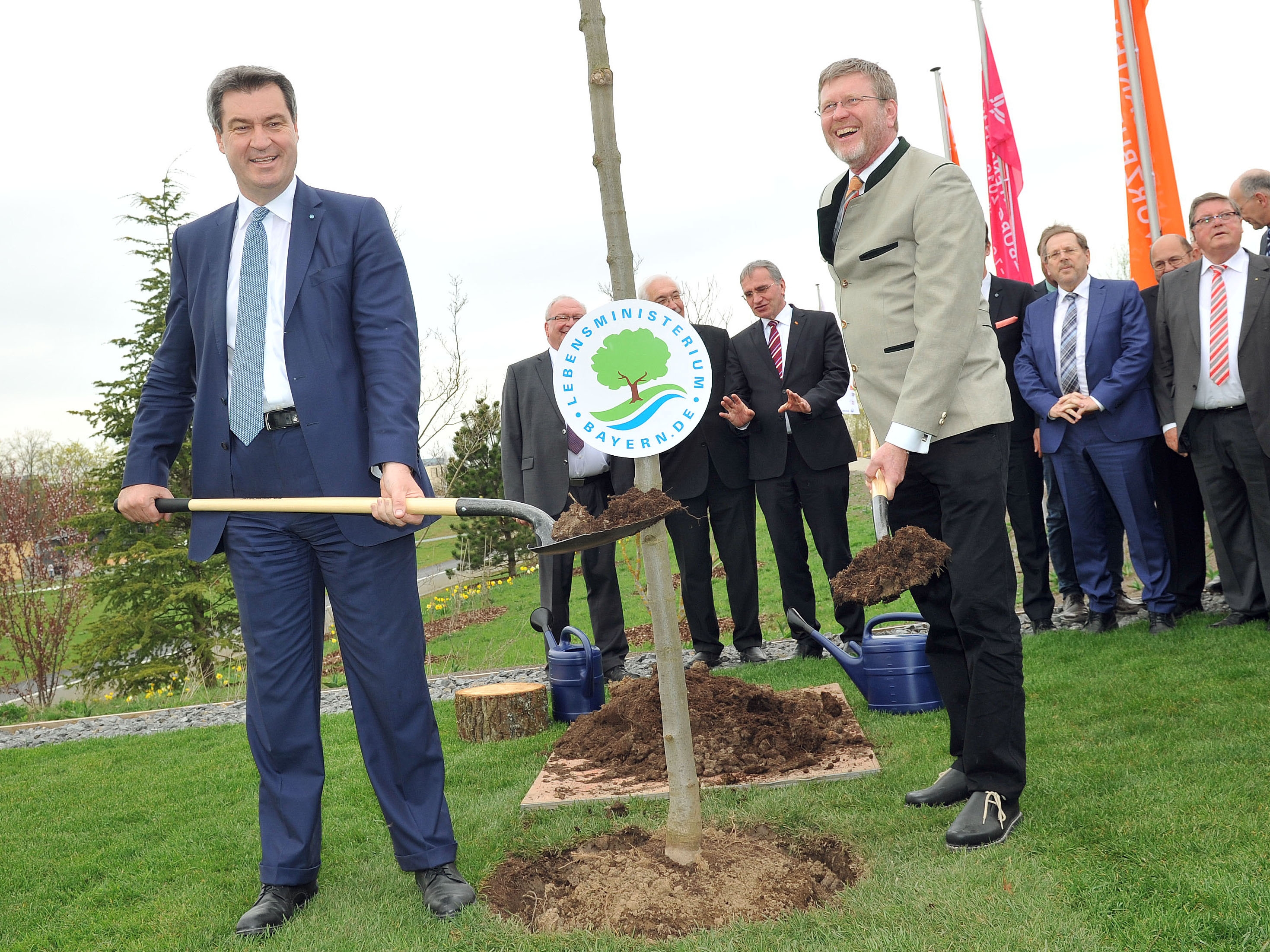 Pressebild: Bei der Landesgartenschau Würzburg 2018 haben Ministerpräsident Markus Söder und Umweltminister Marcel Huber einen Lebensbaum gepflanzt