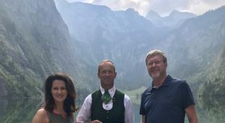 Übergabe des Förderschecks zur Abwasserbeseitigung der Fischunkel-Alm am Obersee (von links Landwirtschaftsministerin Michaela Kaniber, Schönaus 1. Bürgermeister Hannes Raps und Umweltminister Dr. Marcel Huber