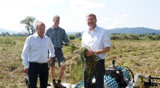 Herbstmahd als wichtige Naturschutzmaßnahme: Umweltminister Dr. Marcel Huber besucht Vorzeigeprojekt des Vertragsnaturschutzes in Benediktbeuern (v.l.n.r. MdL Martin Bachhuber, Landwirt Matthias Lautenbacher und Umweltminister Dr. Marcel Huber)