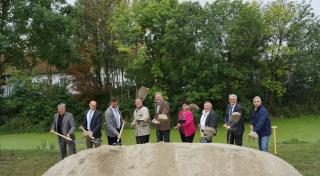 Hochwasserschutz wird bayernweit gestärkt / 30 Millionen Euro für Baumaßnahme in Thundorf und Aicha
v.l.n.r.: Herbert Baumgartner (Dipl. Ing. RMD Wasserstraßen GmbH), Markus Schmautz (RMD), Michael Kühberger (Leiter WWA Deggendorf), Landrat Christian Bernreiter (Landkreis Deggendorf), Umweltminister Dr. Marcel Huber, Liane Sedlmeier (1. Bürgermeisterin Stadt Osterhofen), Hans Jäger (1. Bürgermeister Gemeinde Moos), Helmut Graf (Vizepräsident Regierungen Niederbayern), Michael Mittermair (Fa. HABAU)