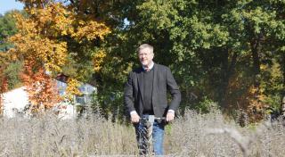 Umweltminister Dr. Marcel Huber zeigt, wie mit dem modernen Erntegerät "e-beetle" einheimisches Saatgut gewonnen werden kann