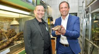 Bayerns Umweltminister Thorsten Glauber hat heute die Reptilienauffangstation in München besucht und dem Verein einen Förderbescheid in Höhe von 765.000 Euro für den Neubau der Station überreicht.