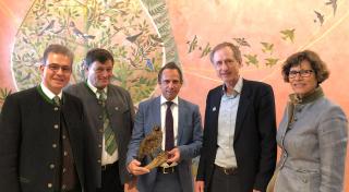 Umweltminister Glauber informierte sich zusammen mit dem Fraktionsvorsitzenden MdL Florian Streibl, Landrat Anton Speer und Bürgermeisterin Sigrid Meierhofer über aktuelle Artenschutzprojekte der Vogelschutzwarte in Garmisch-Partenkirchen.