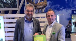 Umweltminister Glauber besucht die ITB in Berlin und stellt neue Broschüre zur Naturtourismusförderung vor.
Mit auf dem Bild Dr. Franz Leibl, Leiter des Nationalparks Bayerischer Wald.
