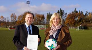 Bayerischer Fußballverband wird 41. Partner der Klima-Allianz Bayern; v.l.n.r.: BFV-Präsident Dr. Rainer Koch, Umweltministerin Ulrike Scharf