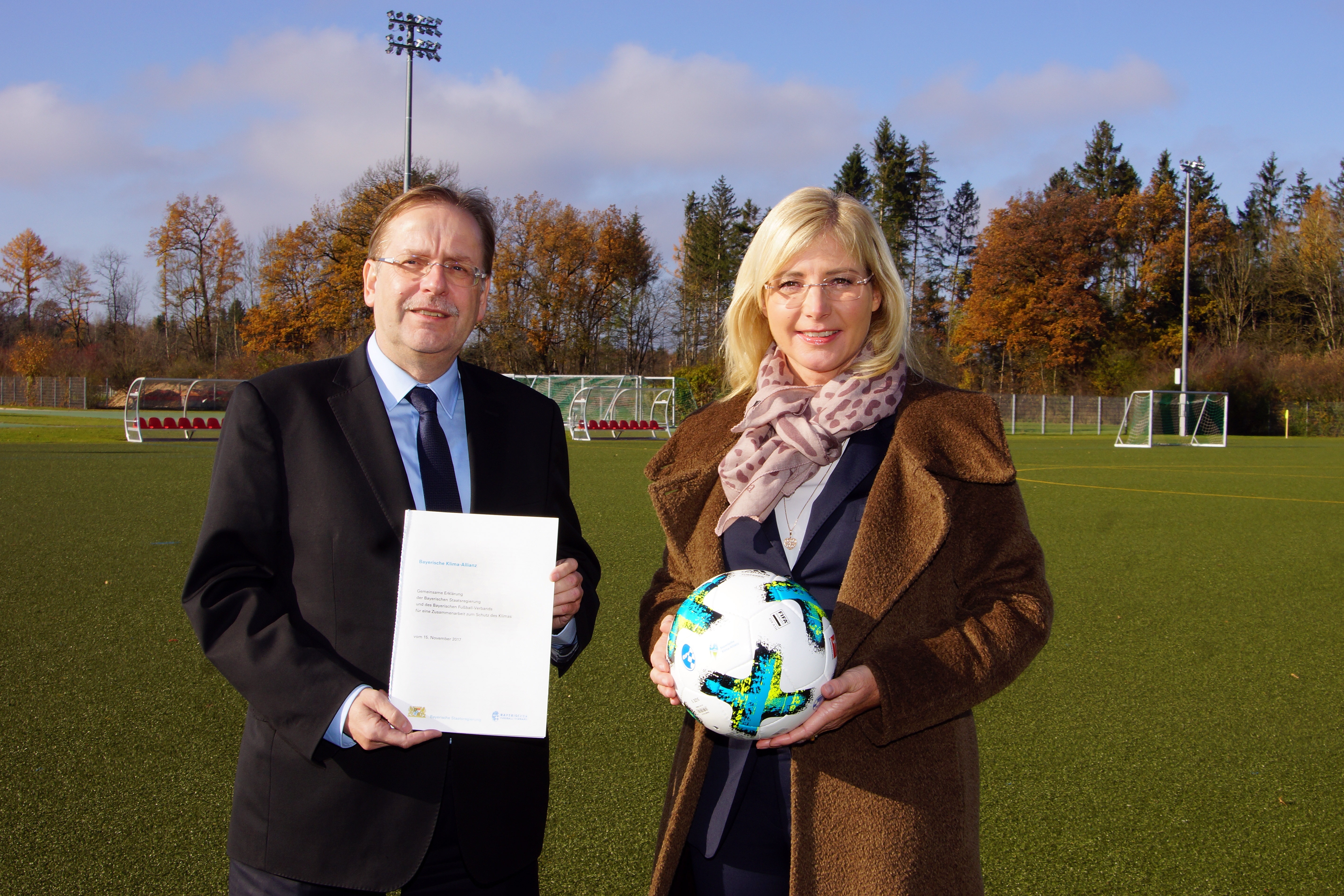 Pressebild: Bayerischer Fußballverband wird 41. Partner der Klima-Allianz Bayern; v.l.n.r.: BFV-Präsident Dr. Rainer Koch, Umweltministerin Ulrike Scharf