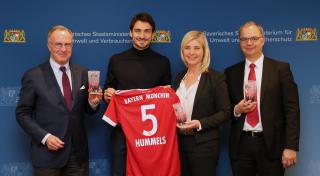 FC Bayern stellt von Sommer 2018 an bei Heimspielen auf Mehrwegbecher um; v.l.n.r. Karl-Heinz Rummenigge, Mats Hummels, Umweltministerin Ulrike Scharf, Jürgen Muth