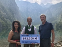 Übergabe des Förderschecks zur Abwasserbeseitigung der Fischunkel-Alm am Obersee (von links Landwirtschaftsministerin Michaela Kaniber, Schönaus 1. Bürgermeister Hannes Raps und Umweltminister Dr. Marcel Huber