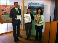 Der Bayerische Umweltminister Dr. Marcel Huber hat heute den Bundespreis UN-Dekade Biologische Vielfalt an das Projekt "Treffpunkt Wildland" der Wildland-Stiftung-Bayern des Bayerischen Jagdverbandes im Landkreis Mühldorf für das vorbildliche Engagement zur Verbesserung der biologischen Vielfalt. (Foto v.l.: StM Dr. Huber; Johanna Vilsmeier (Umweltbildung),; Patrizia Weindl (Naturschutzbildung))