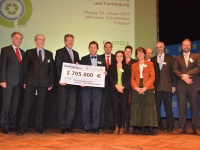 Umweltminister Dr. Marcel Huber hat heute den Startschuss für einen neuen Ressourcen-Projektverbund in Bayern zur umfassende Forschung für eine erfolgreiche Rohstoffwende gegeben. Der Projektverbund wird mit knapp 3 Millionen Euro vom Freistaat gefördert.