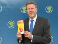 Der Bayerische Verbraucher-Kompass gibt einen umfassenden Überblick über Informations- und Beratungsangebote zu Themen wie Ernährung, Finanzen, Versicherungen, Urlaubsreisen bis hin zu konkreten Ansprechpartnern vor Ort, die für eine individuelle Verbraucherberatung zur Verfügung stehen oder in Streitfällen helfen. So erleichtert erstmals ein Wegweiser die Suche nach dem persönlichen Rat.