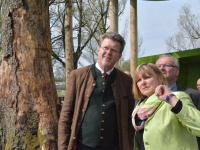 Nach 25 Jahren findet wieder eine Landesgartenschau in Niederbayern statt. Umweltminister Huber machte sich in Deggendorf ein Bild über die kommende Landesgartenschau 2014. Auf rund 17 Hektar wurden 450 Bäume, 3.900 m2 Sommerblumen in 200 verschiedenen Sorten und 80.000 Tulpen gepflanzt. 3,6 Millionen Euro hat das Umweltministerium investiert.