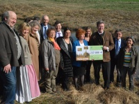 Umweltminister Huber übergab einen Förderscheck des Bayerischen Naturschutzfonds über 237.000 Euro für die Renaturierung des Dachauer Mooses. Ziel des Projekts ist es, die für das Dachauer Moos typische Artenvielfalt zu bewahren und die charakteristischen Lebensräume zu verbessern.