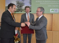 Umweltminister Dr. Marcel Huber führte Dieter Pasch (rechts) als neuen Direktor der Akademie für Naturschutz und Landschaftspflege in Laufen in sein Amt ein. Gleichzeitig wurde der bisherige Direktor Dr. Christoph Goppel (links) verabschiedet.