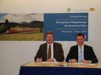 Bayern setzt auf kooperativen Naturschutz. Umweltminister Dr. Marcel Huber und Klaus-Dieter Josel, Konzernbevollmächtigter der Deutschen Bahn für Bayern, haben heute ein gemeinsames ökologisches Pflegekonzept unterzeichnet. Entlang der 6.000 Kilometer Bahndämme in Bayern wird zukünftig der Natur- und Artenschutz eine noch größere Rolle spielen, beispielsweise bei Pflegemaßnahmen.