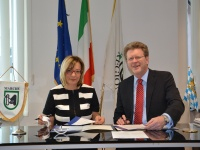 Der Freistaat ist heute als 62. Mitglied einem europäischen Netzwerk gentechnikanbaufreier Regionen beigetreten. Umweltminister Dr. Marcel Huber unterzeichnete in Brüssel die Beitrittsurkunde gemeinsam mit der Präsidentin des Netzwerks, Maura Malaspina, Umweltministerin der italienischen Region Marken. Der Beitritt ist ein klares Bekenntnis zur Gentechnikanbaufreiheit Bayerns.