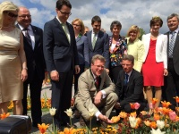 Umweltminister Huber hat die Landesgartenschau 2014 in Deggendorf eröffnet. Mitten in der Stadt ist ein Blumenmeer der Superlative entstanden. Auf 6.000 Quadratmetern blühen Frühjahrs- und Sommerblumen sowie Stauden. 416 Arten und Sorten wurden gepflanzt. Zentrales Element ist der Hochwasserschutz. Ein 1,7 Kilometer langer neuer Deich bildet den Abschluss der Innenstadt zur Donau.