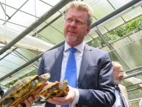 Der Bayerische Umweltminister Dr. Marcel Huber eröffnete die größte Auffangstation für Wasserschildkröten in Deutschland. Die Auffangstation ist eine Außenstelle der Reptilienauffangstation München. 200 Land- und Wasserschildkröten finden hier ideale Lebensbedingungen.