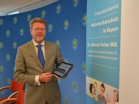 Bayerns Verbraucherschutzminister Dr. Marcel Huber schaltet den neuen Verbraucherkompass Bayern frei