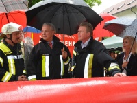 Umweltminister Dr. Huber verschafft sich vor Ort einen Überblick über die Maßnahmen zur Deichverteidigung im Rahmen der Stabsrahmenübung Hochwasserschutz.