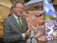 Umweltminister Marcel Huber eröffnete das bayernweit einzigartige Besucherzentrum Bionicum im Nürnberger Tiergarten. Auf rund 350 m² können sich Besucher im Naturkundehaus des Tiergartens von den Geheimnissen der Tier- und Pflanzenwelt und deren Nutzung für technische Entwicklungen faszinieren lassen.