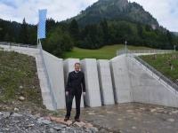 Der Bayerische Umweltminister Dr. Marcel Huber nahm heute die neue Murfangsperre in Bad Hindelang in Betrieb. Insgesamt 1, 9 Millionen Euro wurden zum Schutz von Bad Hindelang investiert.