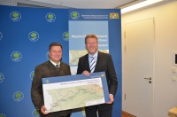Der Freistaat setzt beim Hochwasserschutz in Zukunft noch stärker auf einen Hochwasserrückhalt in der Fläche. Dazu informierten Umweltminister Dr. Marcel Huber heute gemeinsam mit dem Präsidenten des Bayerischen Landkreistags, Landrat Christian Bernreiter über den Verfahrenstand bei den Flutpoldern entlang der Donau sowie neue Maßnahmen für natürlichen Hochwasserrückhalt.