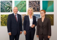 Die Bayerische Verbraucherschutzministerin Ulrike Scharf hat heute die neue Verbraucherkommission Bayern vorgestellt. Sie besteht aus 14 ehrenamtlichen Mitgliedern aus Wirtschaft, Wissenschaft und Verbraucherverbänden. Foto: Prof. Gottwald (links, Vorsitzender der Kommission) Prof. Jaquemoth (rechts, stellv. Vorsitzende der Kommission)