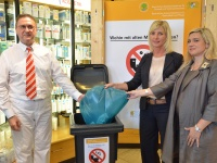 Alte Medikamente gehören in der Regel in den Restmüll. Darauf wiesen heute Umweltministerin Ulrike Scharf, Gesundheitsministerin Melanie Huml und Apotheker Josef Kammermeier hin.