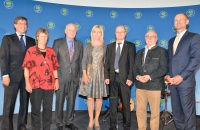 Die Bayerische Umweltministerin Ulrike Scharf (Mitte) feierte gemeinsam mit rund 500 Gästen 20 Jahre Förderung der Umweltbildung in Bayern. Unter den Gästen waren auch der 1. Vorsitzender des LBV, Dr. Norbert Schäffer (3. v. r.), und der Ehrenvorsitzende des LBV, Ludwig Sothmann (3. v. l.).