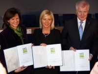 (v.r.n.l.) Ministerpräsident Horst Seehofer, Umweltministerin Ulrike Scharf und Wirtschaftsministerin Ilse Aigner unterzeichneten in München gemeinsam mit den Spitzen der Bayerischen Wirtschaft den fünften Umweltpakt Bayern.