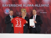Der Vorstandsvorsitzende der FC Bayern München AG Karl-Heinz Rummenigge, die Bayerische Umweltministerin Ulrike Scharf und der Geschäftsführer der Allianz Arena München Stadion GmbH Jürgen Muth haben heute die Beitrittserklärung des FC Bayern zur Bayerischen Klima-Allianz unterzeichnet.