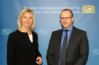Die Bayerische Verbraucherschutzministerin Ulrike Scharf begrüßt die neue Vertrauensperson Lebensmittelsicherheit beim Landesamt für Gesundheit und Lebensmittelsicherheit, Dr. Reiner Faul.