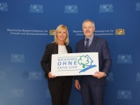 Die Bayerische Verbraucherschutzministerin Ulrike Scharf und der Präsident des DEHOGA Bayern Ulrich N. Brandl, stellten heute das neue Siegel "Kochen ohne Käfigeier" vor.