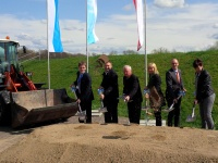 Umweltministerin Scharf beim Spatenstich zum Hochwasserschutzprojekt im oberfränkischen Michelau. Das Projekt ist eine der größten derzeit laufenden Hochwasserschutzmaßnahmen in Franken.