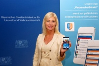 Die Bayerische Verbraucherschutzministerin Ulrike Scharf hat die neue App "VerbraucherSchutz" freigeschaltet.