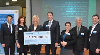 Zum Start eines neuen Forschungsprojekts im Klima- und Bodenschutz überreichte die Bayerische Umweltministerin Ulrike Scharf rund 1,2 Millionen Euro.