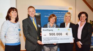 Die Bayerische Umweltministerin Ulrike Scharf gibt die Bewilligung in Höhe von 900.000 € für die Klimaforschung in Bayerns Seen