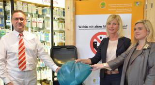 Alte Medikamente gehören in der Regel in den Restmüll. Darauf wiesen heute Umweltministerin Ulrike Scharf, Gesundheitsministerin Melanie Huml und Apotheker Josef Kammermeier hin.